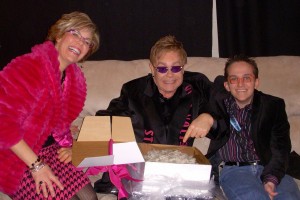 Elton John, Jeff & Julie with Cheesecake (2000x1334)